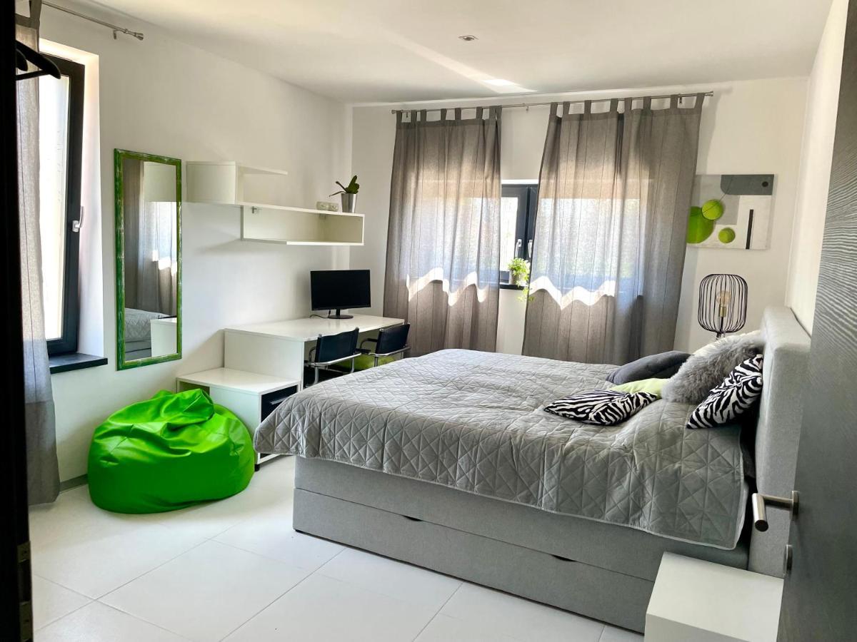 Mega Apartment Prvacina Екстериор снимка