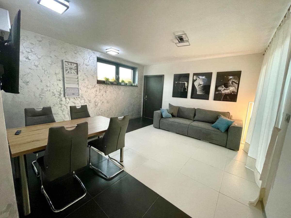 Mega Apartment Prvacina Екстериор снимка